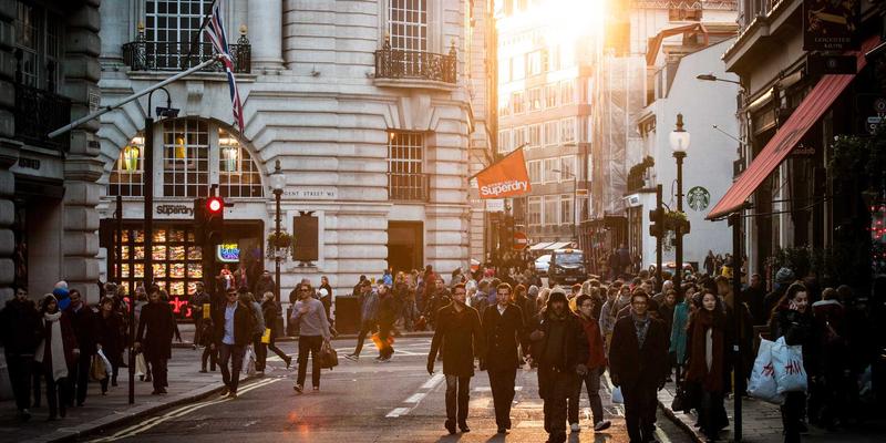 动力电池全生命周期碳足迹核算：方法论、挑战与减排策略