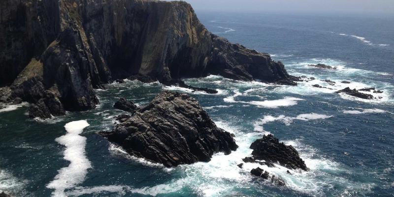 电池技术深度解析：磷酸铁锂与三元锂电池的低温性能差异及新能源车应对策略